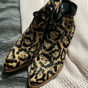 EUC Gianni Bini 8M Cowhair Leopard Western Booties 🔥🔥🔥